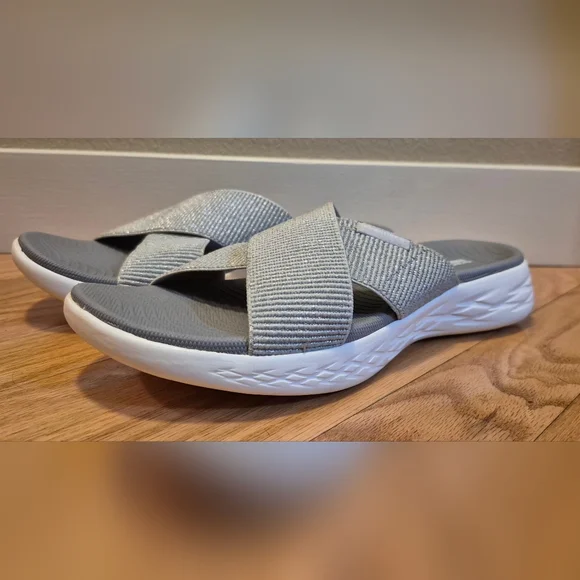 Skechers Women's 8 On The Go Silver Goga Mat Slide Sandals EUC - Picture 2 of 11